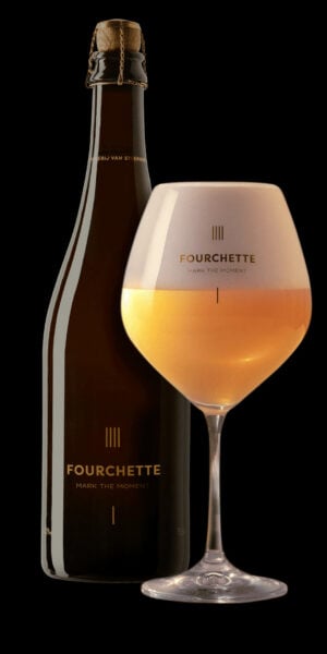 Bierglas Fourchette En 75cl Fles Op Zwarte Achtergrond